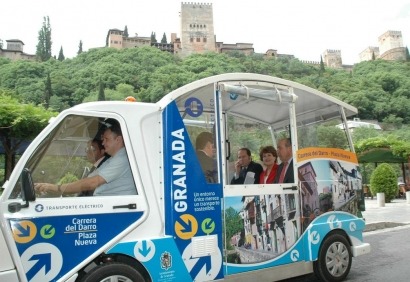 Granada estrena minibús eléctrico en el casco histórico