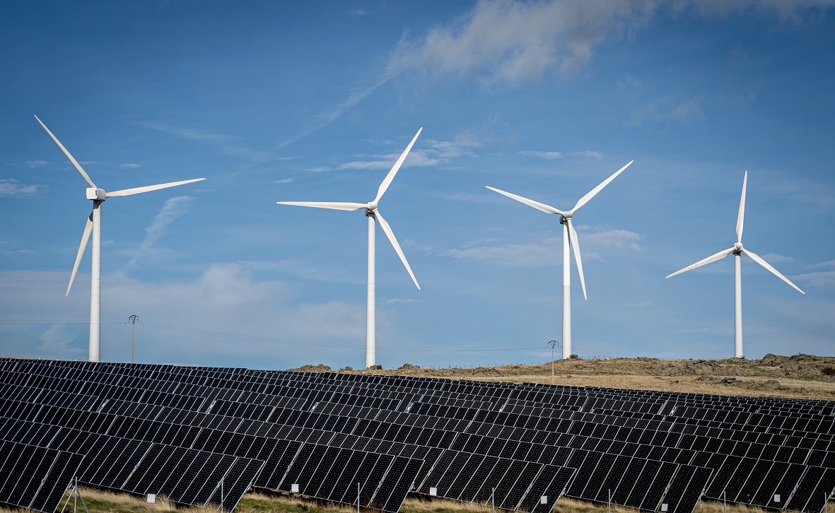 El primer parque híbrido eólico-solar de Aragón ya está en funcionamiento