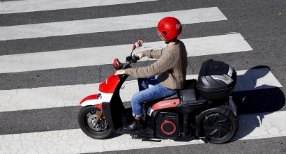 Acciona pone en marcha su servicio de motos eléctricas compartidas en Málaga