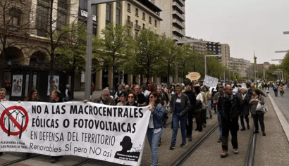 Cientos de manifestantes del mundo rural aragonés protestan en Zaragoza contra el "colonialismo energético"