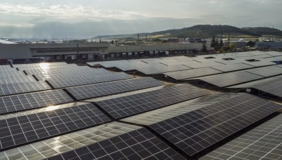 Autoconsumo en Burgos, o una instalación solar sobre cubierta que ocupa lo que 10 campos de fútbol