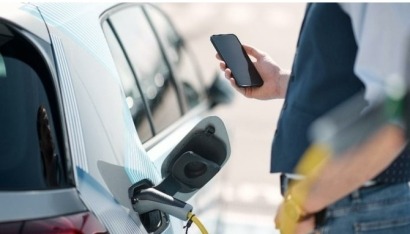 Así es el primer cargador integrado al sistema energético del hogar de Schneider Electric