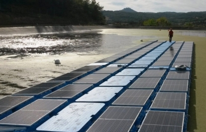 Lorca estrena su gran flotador fotovoltaico