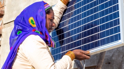Las 3.000 ingenieras solares de la India formadas por la Barefoot College se llevan el prestigioso Energy Globe Fuego