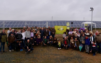 La cooperativa Som Energía inaugura un parque solar que han financiado 1.600 de sus socios