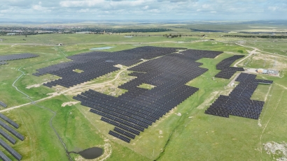 Bruc conecta sus primeras baterías hibridadas con energía solar en Extremadura