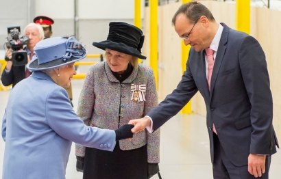 La Reina Isabel de Inglaterra visita la fábrica de palas de Siemens Gamesa en Hull