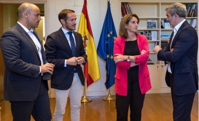 Ribera se compromete a impulsar la integracion de "cada vez más renovables" en Canarias