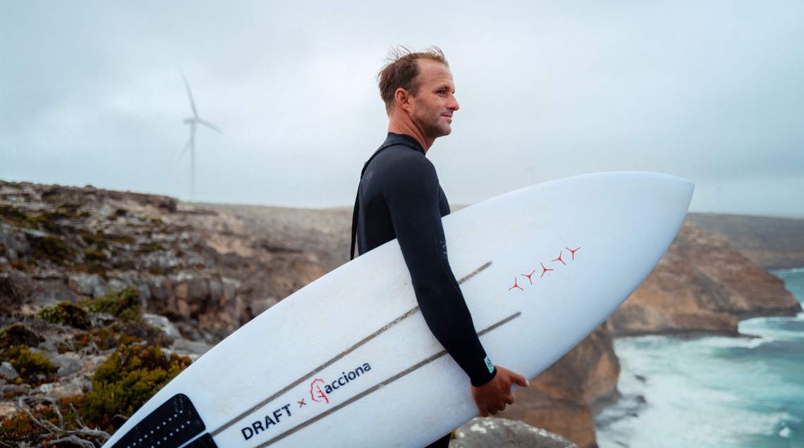 Acciona fabrica las primeras tablas de surf del mundo con palas eólicas recicladas