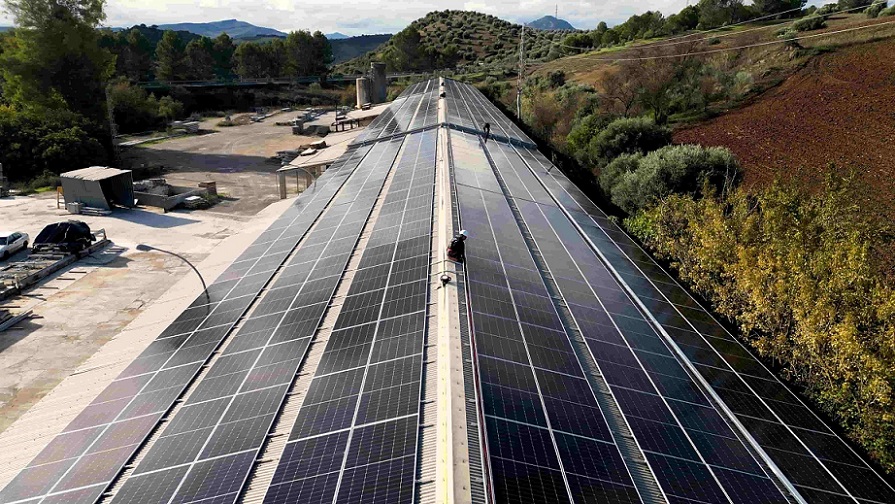 Instalación solar fotovoltaica para autoconsumo sobre la cubierta de una nave industrial de Olvera (Cádiz), que forma parte del proyecto de autoconsumo compartido Pueblos Verdes (CHC, Gedisol)