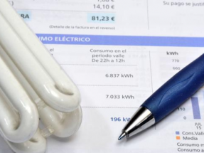 La CNMC denuncia que algunas eléctricas han subido hasta un 30% el término de energía con las nuevas tarifas