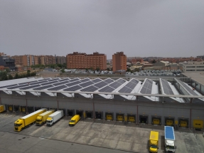 Correos calcula que la instalación de autoconsumo solar que ha estrenado en su centro logístico de Vallecas le ahorrará unos 160.000 euros cada año