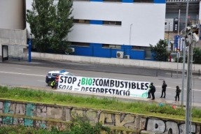 Ecologistas en Acción despliega una pancarta gigante en el puerto de Barcelona contra los biocombustibles de soja