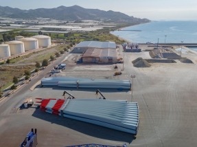 Las palas de aerogenerador de Vestas fabricadas en España embarcan rumbo a EE.UU. desde el puerto de Motril