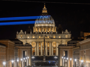 Greenpeace le dice a Trump con un mensaje en la cúpula de San Pedro: “La Tierra Primero”