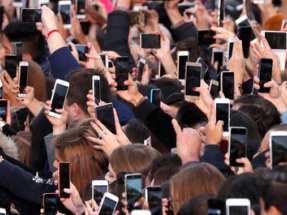 El uso de internet y el smartphone ensucia el planeta tanto como la industria aérea