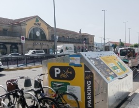 Adif estrena aparcamientos seguros para bicicletas y patinetes en 42 estaciones españolas
