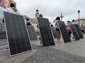 Una comparsa antifotovoltaica escenifica una protesta contra las renovables en la Puerta del Sol