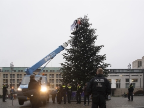 Activistas contra el cambio climático desmochan un árbol de Navidad en Berlín