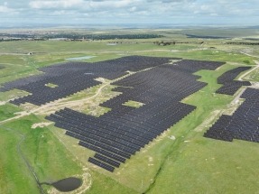 Bruc conecta sus primeras baterías hibridadas con energía solar en Extremadura