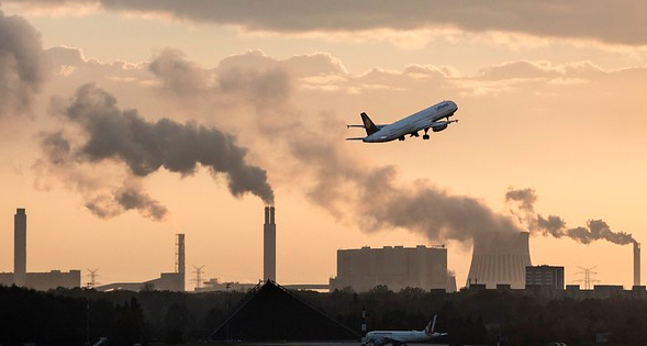 Ecologistas en Acción propone aplicar una tasa a los vuelos frecuentes para reducir las emisiones del transporte aéreo