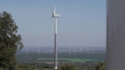 Acciona se convierte en pionera en hibridar paneles solares con torres eólicas