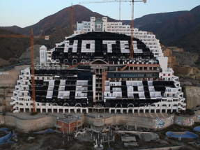 Greenpeace abre una convocatoria de "ideas arriesgadas" para tirar el hotel de El Algarrobico