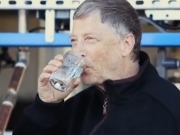 Bill Gates presenta el agua potable extraída de la caca